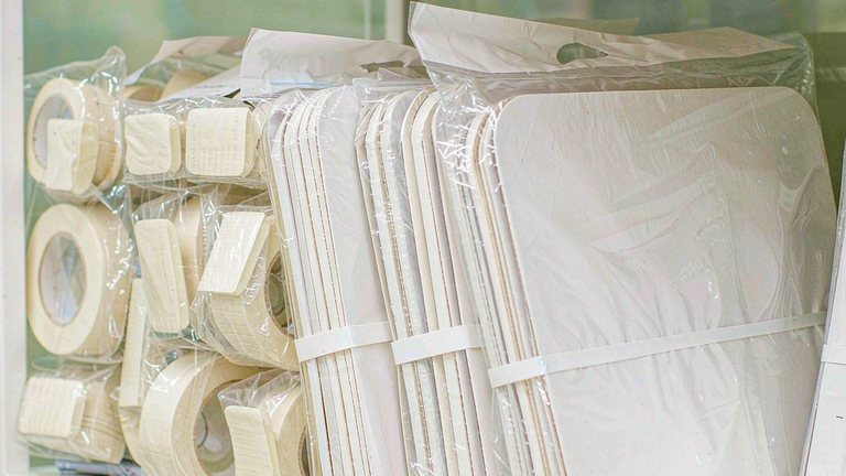 Retail shelf display of shelf-ready protection paper and tape packs